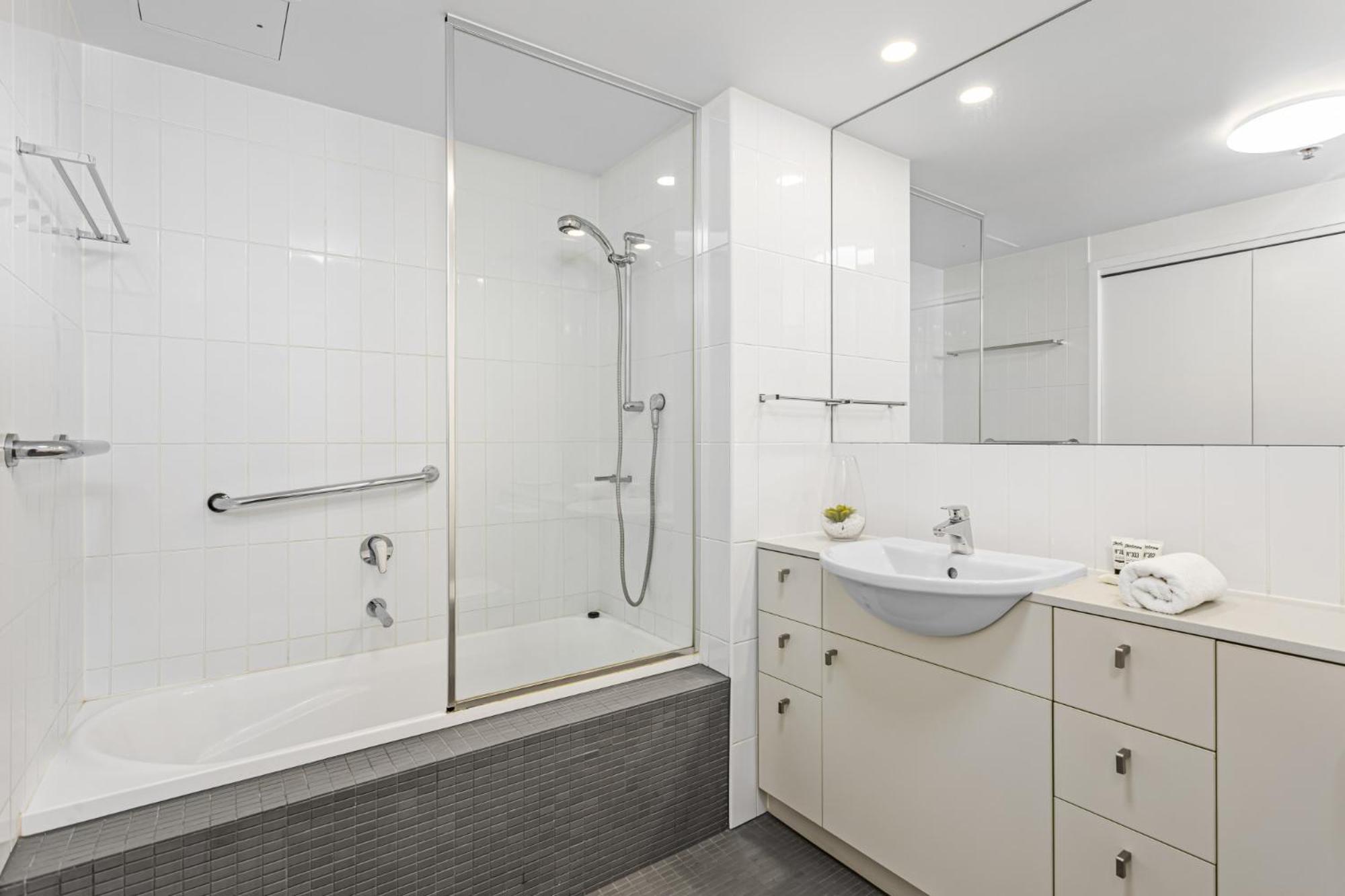 Apartment High-floor 2-bed Cbd Unit With Views & Amenities Brisbane