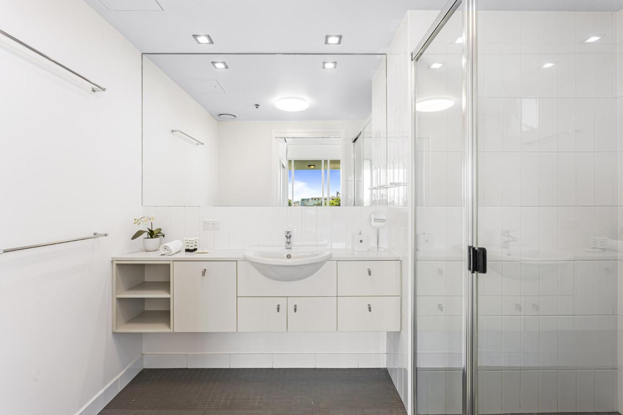 High-floor 2-bed Cbd Unit With Views & Amenities Apartment Brisbane